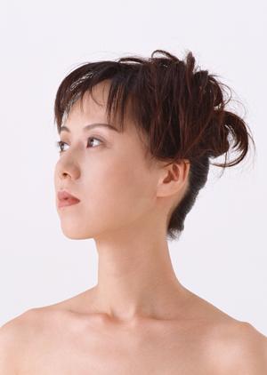 目のまわりのたるみを取り除くアイリフト